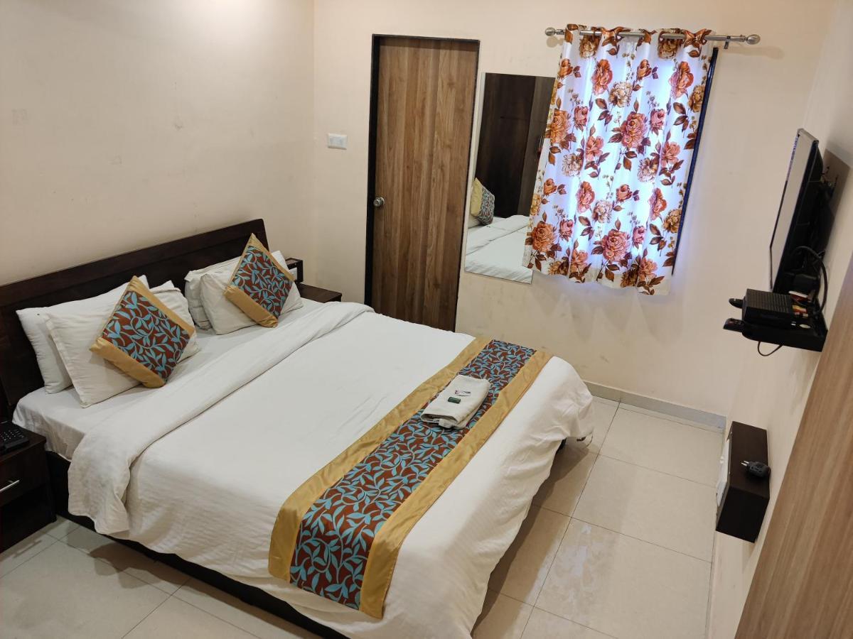 Hotel Blue Leaf Rajkot Bagian luar foto