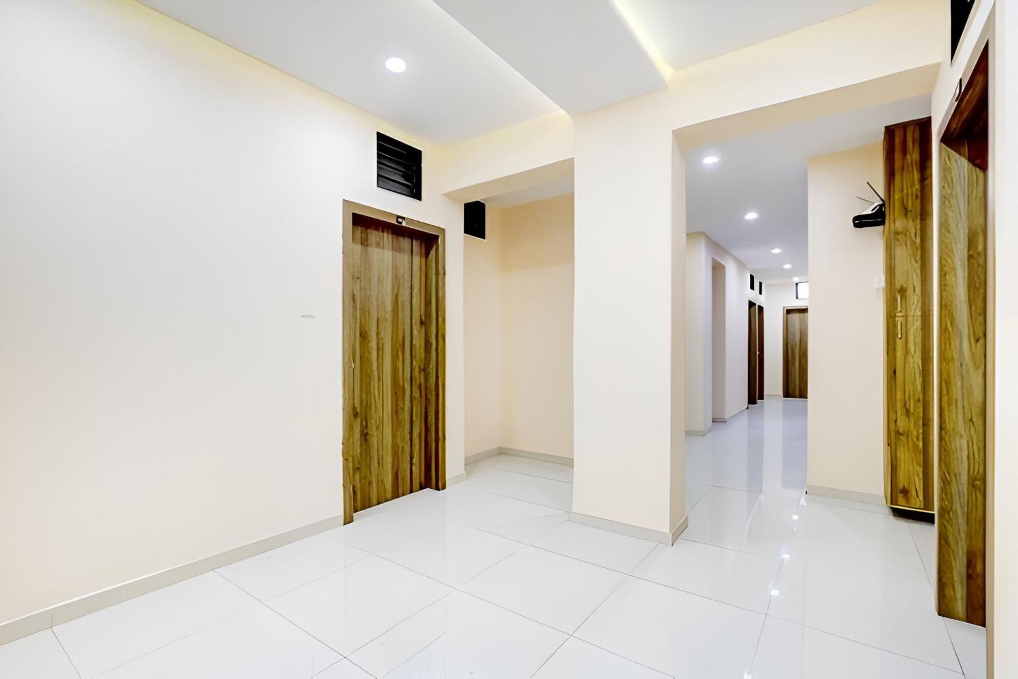 Hotel Blue Leaf Rajkot Bagian luar foto