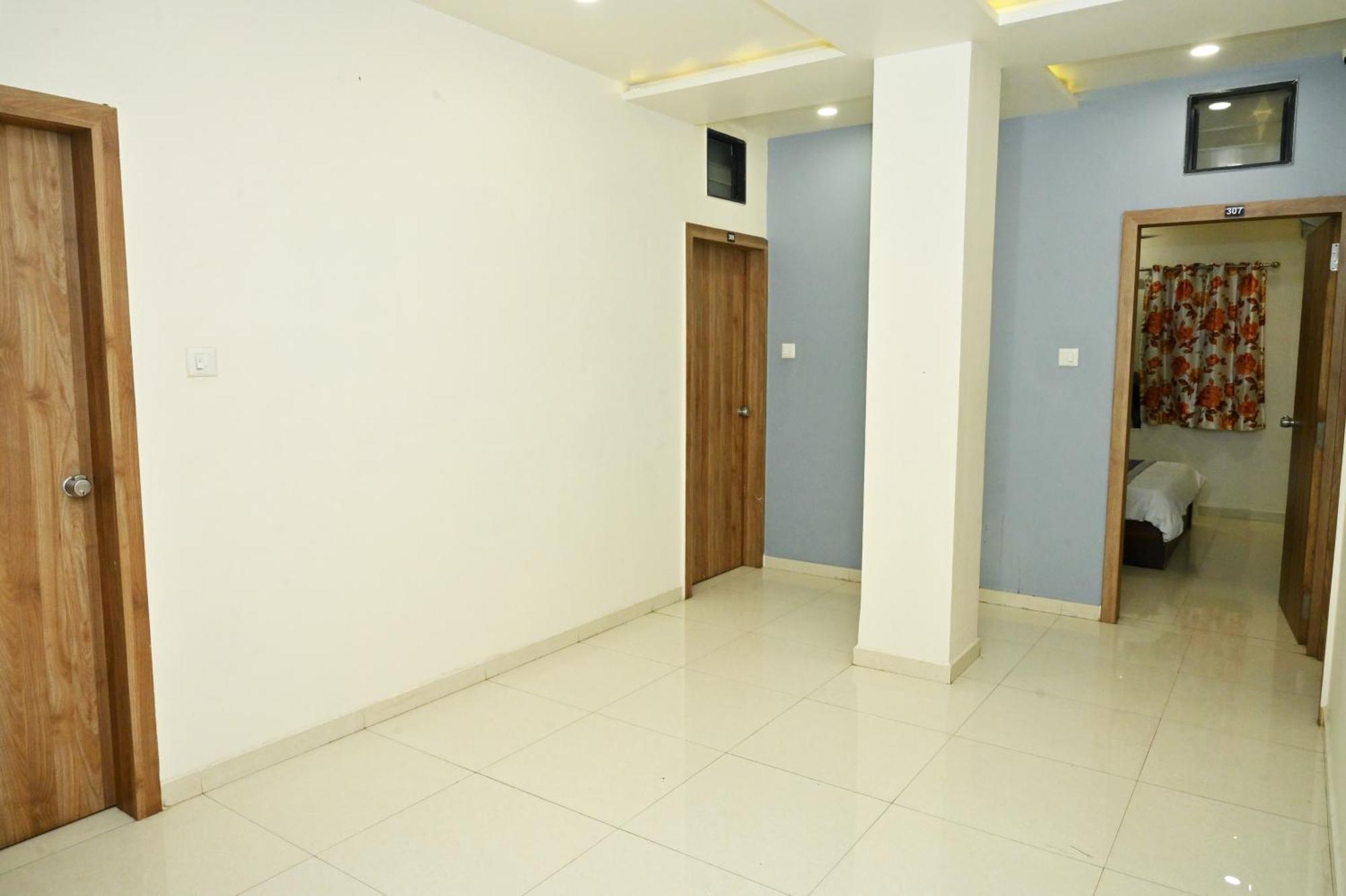 Hotel Blue Leaf Rajkot Bagian luar foto