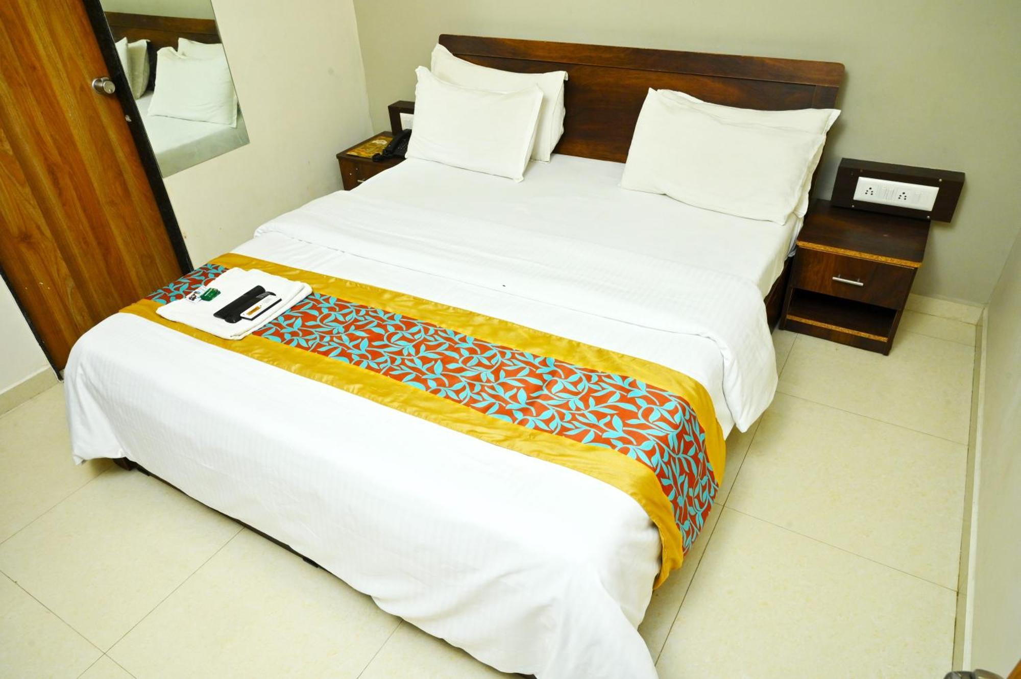 Hotel Blue Leaf Rajkot Bagian luar foto