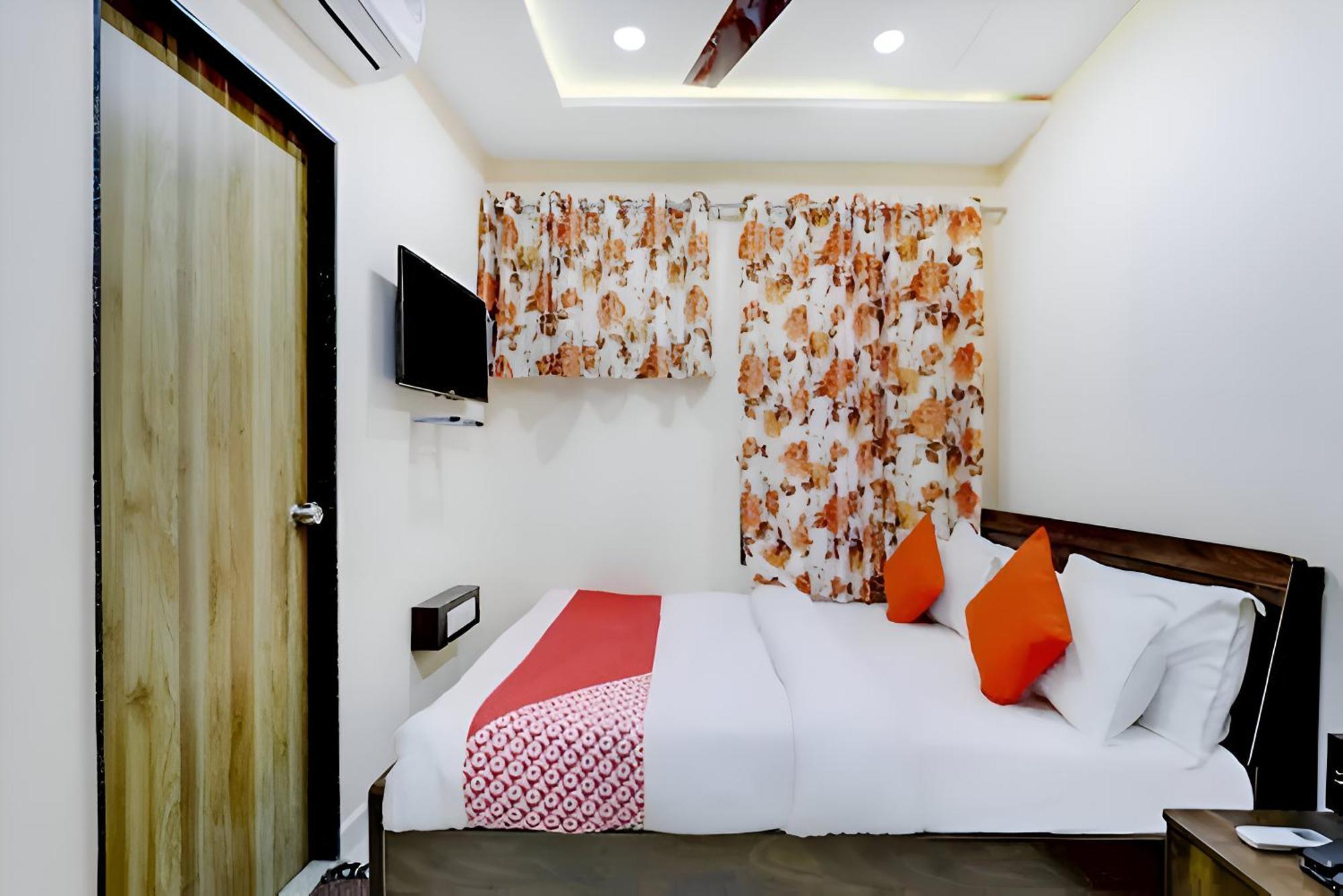 Hotel Blue Leaf Rajkot Bagian luar foto