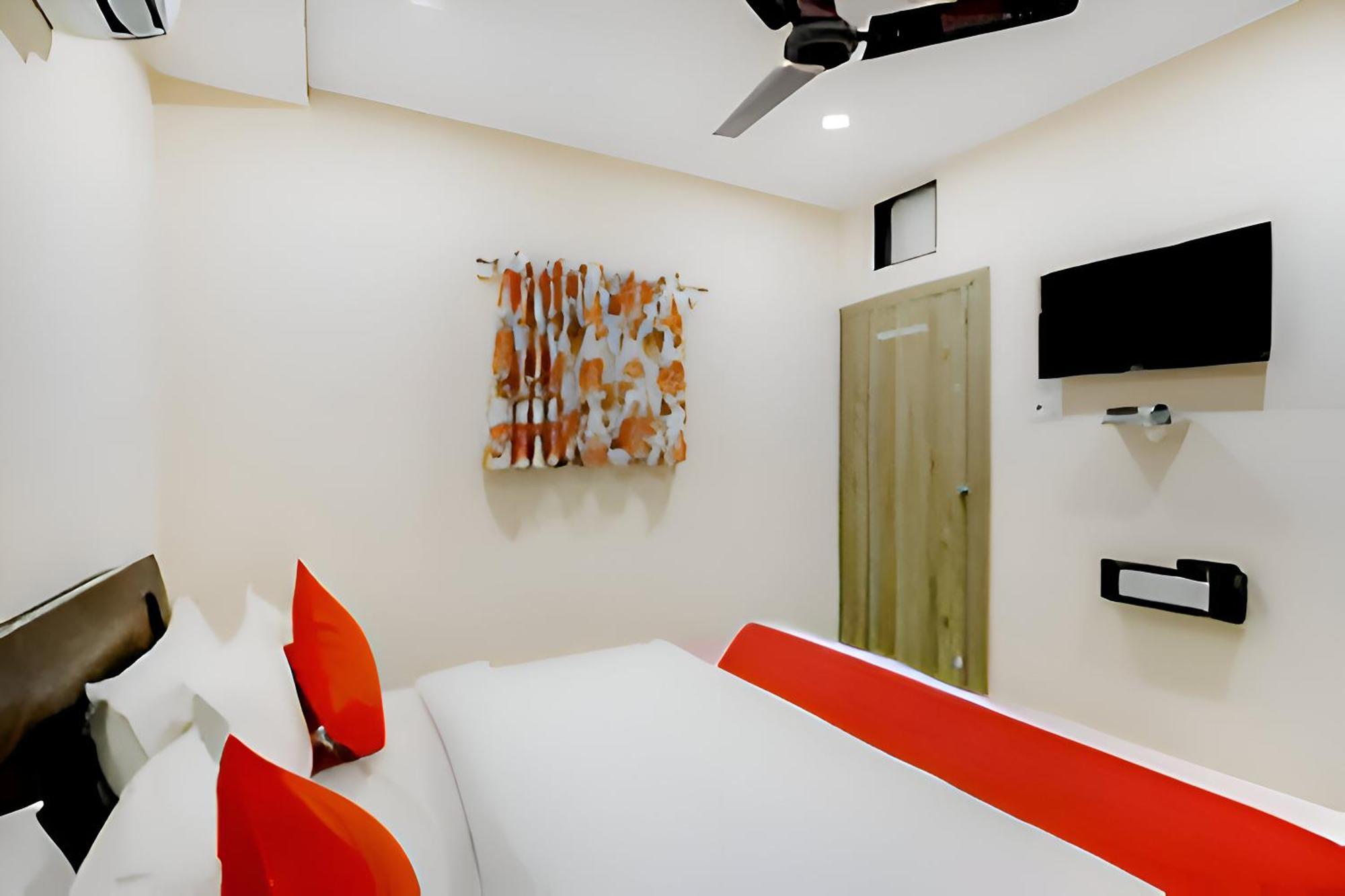 Hotel Blue Leaf Rajkot Bagian luar foto
