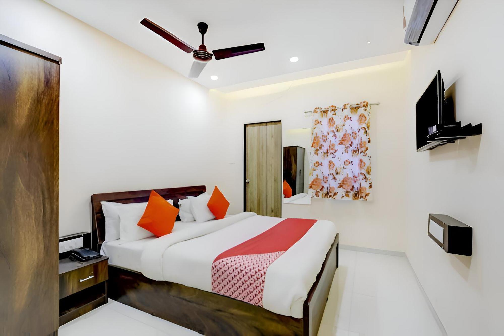 Hotel Blue Leaf Rajkot Bagian luar foto