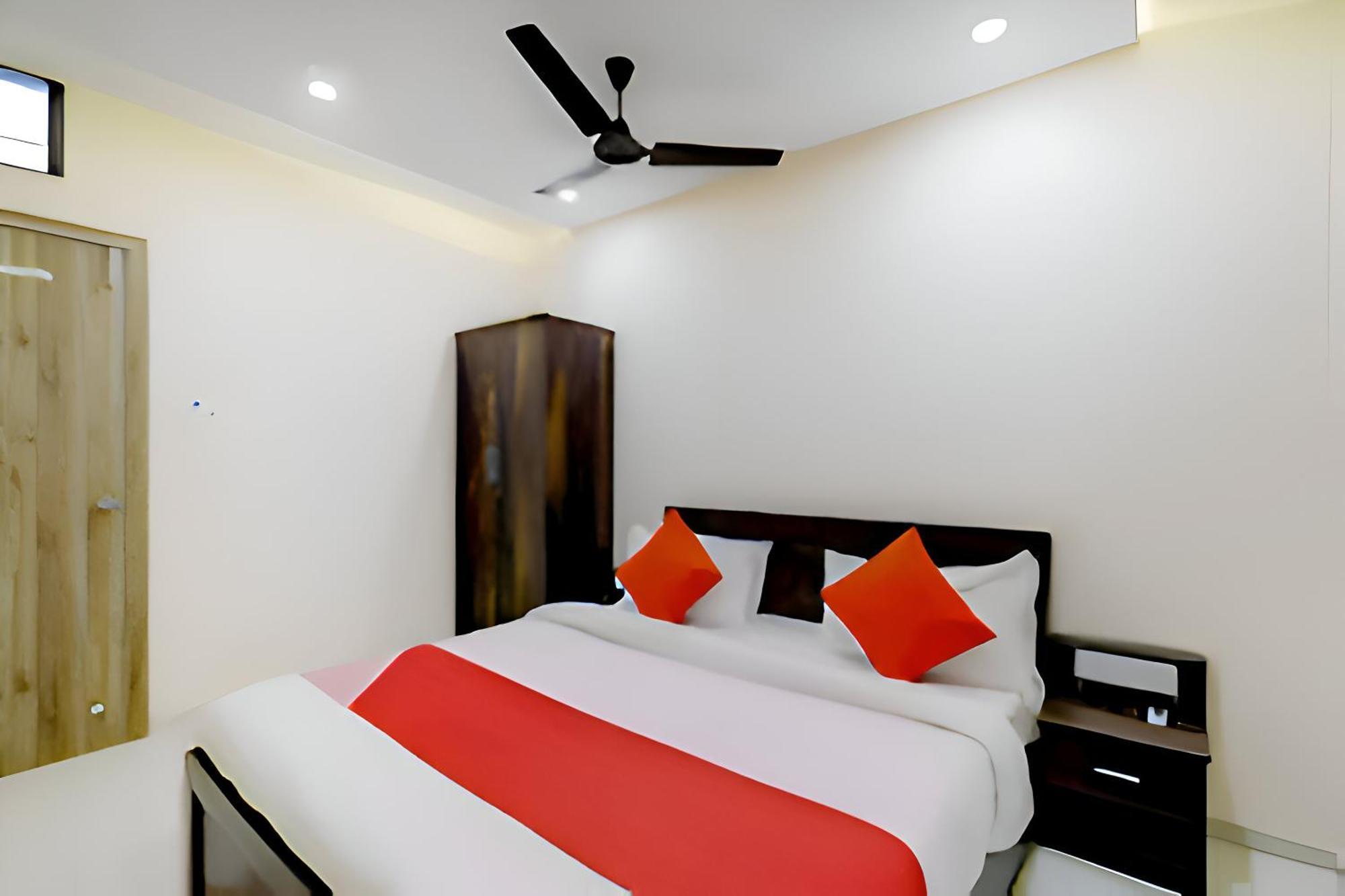 Hotel Blue Leaf Rajkot Bagian luar foto