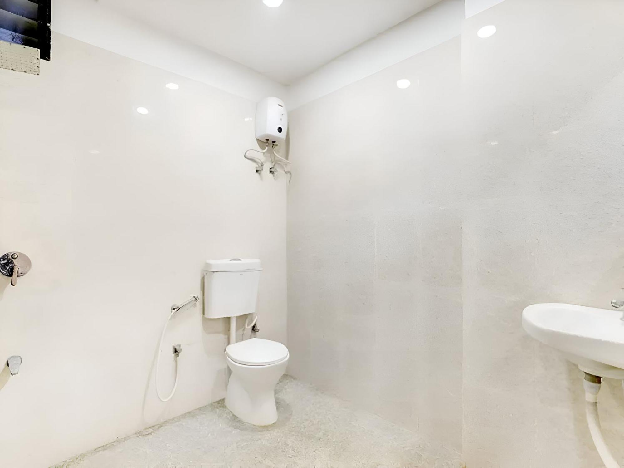 Hotel Blue Leaf Rajkot Bagian luar foto
