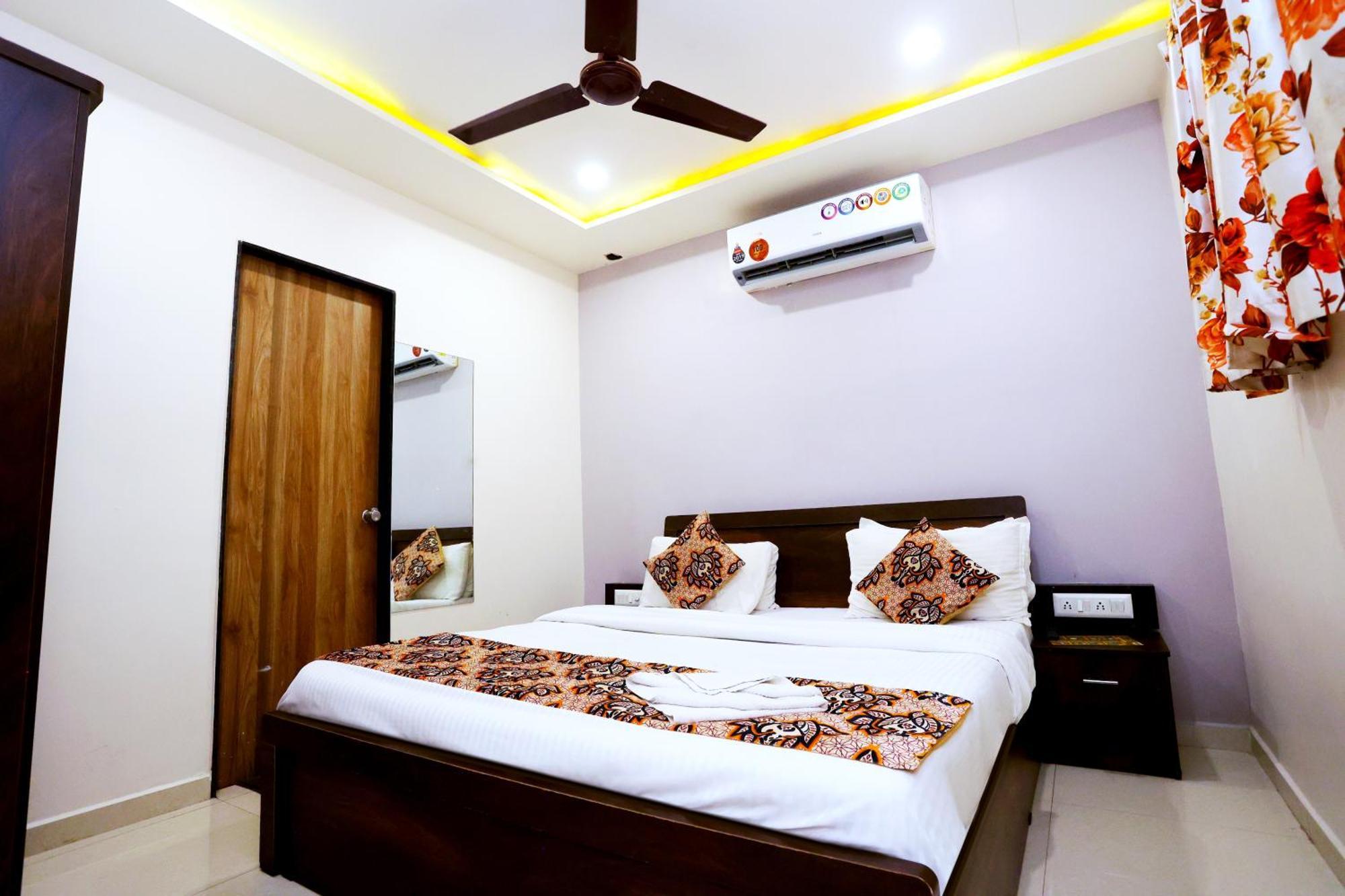 Hotel Blue Leaf Rajkot Bagian luar foto